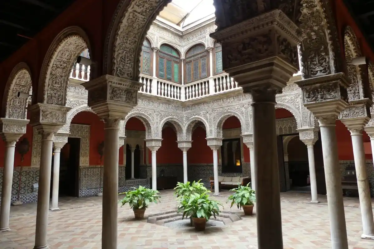 Patio andaluz en Casa de Salinas en Sevilla